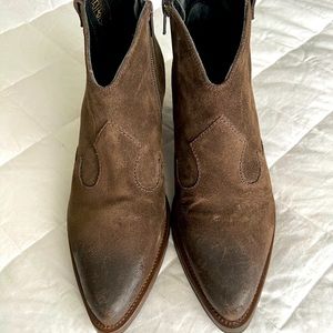 Donna Carolina Italian suede booties. Size 39. Brown suede.